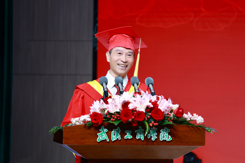 湖北日报微信公众号：湖北一校长公布手机号：3万条短信，全部回复！