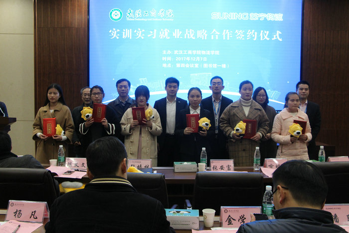 9728太阳集团和苏宁集团领导为参与企业课程实训优秀学生颁奖 摄影：关翘楚_副本.JPG